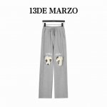 13Demarzo纽绳爱心拉链运动套装 13Demarzo 为你的日常休闲时光增添趣味。 这款休闲套装包括连帽衫和运动裤，提供柔和的灰色和纯净的白色两种选择，每