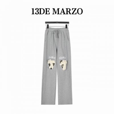 13Demarzo纽绳爱心拉链运动套装 13Demarzo 为你的日常休闲时光增添趣味。 这款休闲套装包括连帽衫和运动裤，提供柔和的灰色和纯净的白色两种选择，每