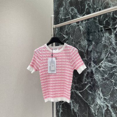 小香 25夏季新款 圆领针织短袖 通体撞色小格子碰撞形成层次感 整件衣服很有肌理 感胸前双C水钻字母徽标装饰复古风格强烈修身版型突显身材俏皮减龄显白日常出行或轻