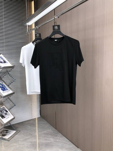 dior。2025春夏新品时尚圆领短袖高级定制百搭款式！更有实用感 任何人都可以轻松驾驭 采用双丝光面料制作，奢华经典品牌Logo设计，G非常显档次懂货的必须入