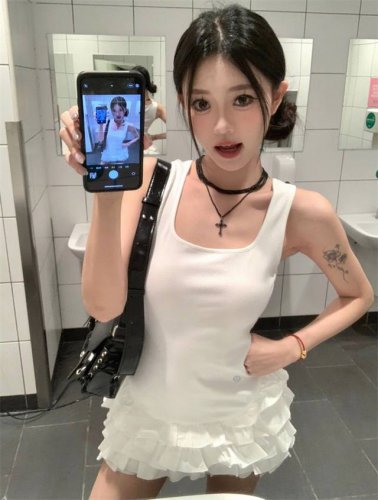 露露Lululemon 救命！！这件裙子把我的身材曲线拿捏住了 宝子们！挖到宝了！！Lululemon 这条白色方领吊带连衣裙真的绝绝子！！穿上直接美到心巴上，