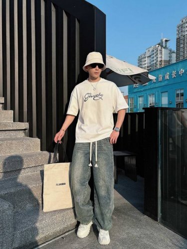 25Ss Gvc蛇年限定新款圆领短袖T恤，选用330克双纱平织棉面料打造，热转印蛇形品牌标识，水钻点缀。螺纹针织领口。男女同款 码数：S-2Xl 颜色：黑，白两