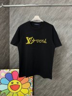 款号 G89 Lv字母艺术签名刺绣圆领短袖 Louisvuitton官网Zp同步新款T恤 面料采用32支双纱2 克高克重纯棉面料 同缸定织定染原版同色螺纹 进口