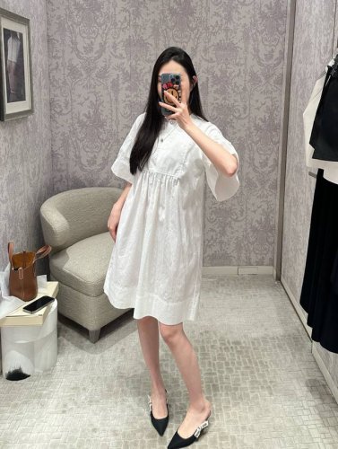 Herm*S 25Ss春夏新款 娃娃款连衣裙丨独家Yb开发 高版出品 极简主义慵懒随性的高级单品 可甜可盐设计A字裙摆版型上身巨显瘦 百搭减龄效果超Nice 细