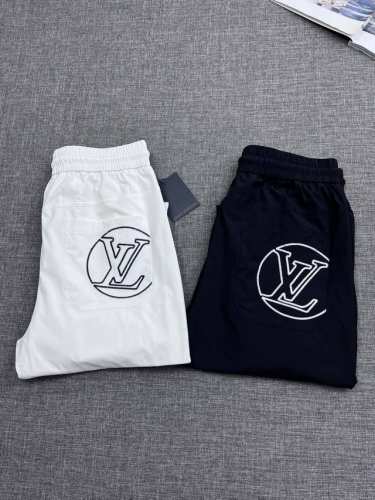 Lv驴牌2025夏季最新款男士休闲裤。专柜主打款，采用全客供面料，面料挺括有型，手感细腻丰润，垂感十足。一款最基础单品！简洁又极具设计感在运动服饰中，无疑是最时