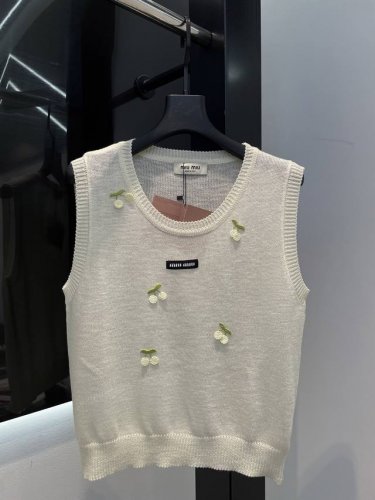 Miu｜25早春新款翻领字母Logo刺绣提花彩扣简约休闲针织背心 Sml