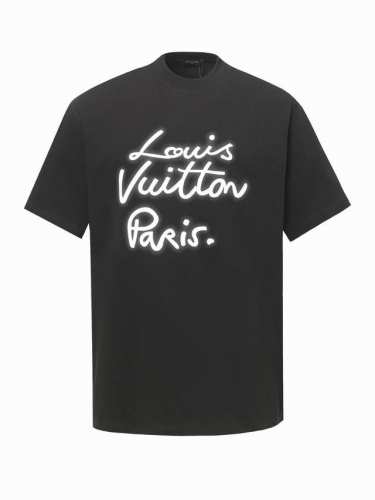 Louis Vuitton 路易威登霓虹标识字母短袖T恤 本款T恤以柔软棉质针织塑造经典直身版型，为正面的手写体标识融入霓虹视效，巧妙致意2025春夏秀场的瞩目