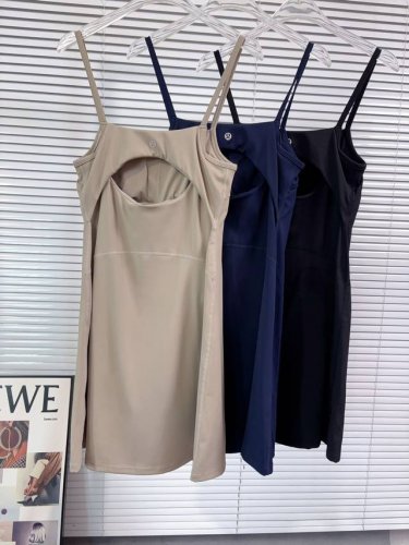 Lululemon吊带裙 提前入夏的小吊带裙 后背好好看喔 Align系列的吊带裙，带胸垫款，有内衬裤子，裤子是半独立滴，不担心走光也不担心上厕所费劲，太爱咯L