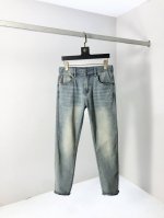 Gucci。2025春夏高级时装感，9分裤 超柔牛仔面料 , 浅色洗水牛仔裤。 面料很特殊，超细精仿棉纱混纺，超柔舒适感。 具备牛仔随性感 ,休闲感 ,5亦有轻