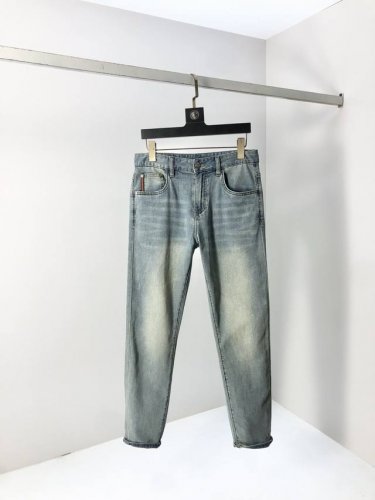 Gucci。2025春夏高级时装感，9分裤 超柔牛仔面料 , 浅色洗水牛仔裤。 面料很特殊，超细精仿棉纱混纺，超柔舒适感。 具备牛仔随性感 ,休闲感 ,5亦有轻