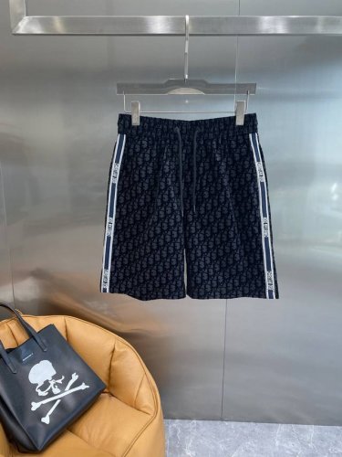 迪家 Dior短裤 黑色基底搭配满布的经典字母丝绒，低调又奢华，侧边的条纹装饰更是增添了几分时尚感 松紧腰设计，穿着舒适自在，还方便穿脱。面料质感柔软，M-3X