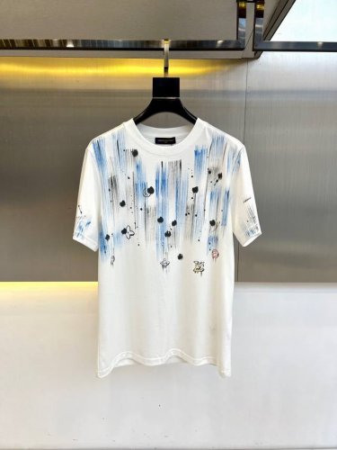lv、2025春夏男士新款Logo圆领短袖T恤。进口定织面料%100纯棉、面料手感丝滑柔软，透气亲肤性极佳，着身无比的舒适，整体质感相当之高！衣身胸前标志性Lo