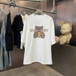 Burbebby 春夏限定款，定制织梦雅韵罗纹棉 质感细腻 舒适贴肤 以纯黑之色 诠释着优雅 标志性地标识跃然衣上 低调却醒目 彰显独特身份与魅力 凸显肩部线条