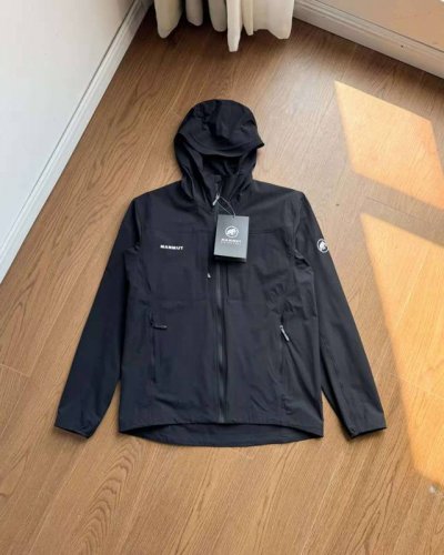 上新！ ，Mammut猛犸象风壳胶印连帽尼龙四面弹夹克防晒服外套。 面料：1：1还原东丽碳纤维尼龙面料。防水防紫外线，吸湿排汗。Upf90+防晒指数更是天花板，