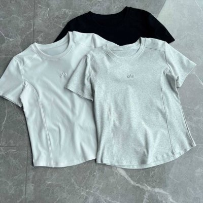 上新 供 Alo女款夏季显瘦短袖 面料：95%棉，5%氨纶 初夏必备时髦单品一Alo短袖 Alo短袖的简约设计真的太棒了纯色设计，胸前有小Logo点缀，不仅没有