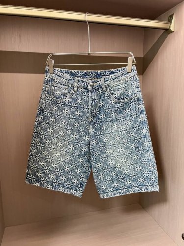克罗 2025Ss夏季新款男士休闲牛仔短裤，高端版本！专柜定制面料 透气舒适度高，细节无可挑剔，品牌元素设计理念，体现高品质。手感细腻柔软！呈现休闲裁剪，上身版
