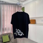 prad*普拉达2025春夏季新款 个性字母Logo印花 定制面料300G 短袖T恤 男女同款 颜色: 黑色 白色 粉红色 天蓝色 尺码: S M L Xl X