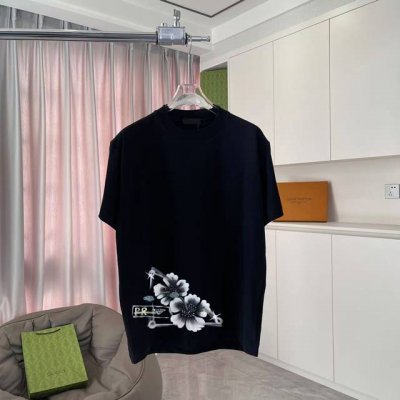 prad*普拉达2025春夏季新款 个性字母Logo印花 定制面料300G 短袖T恤 男女同款 颜色: 黑色 白色 粉红色 天蓝色 尺码: S M L Xl X