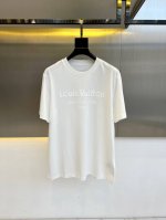 LV、2025春夏男士新款经典Logo压印圆领短袖T恤。进口100%纯棉面料，面料手感丝滑柔软，透气亲肤性极佳，着身无比的舒适，整体质感相当之高！衣身胸前大型椭