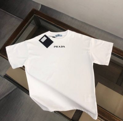prada 夏季新款圆领短袖T恤 270克重磅高端纯棉面料 手感质感都极完美 修身裁剪设计干净利落 时尚又好看 走线做工非常精致 版型效果超赞 而且透气性能超强