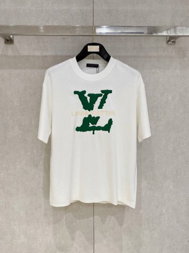 lv高定面料 250克纯棉 2025蛇年春夏专柜新品短袖时尚经典圆领短袖袖口下摆采用无痕设计 时尚单品设计，更加时尚舒适，高标准定制，上身非常有型，胸前品牌经典