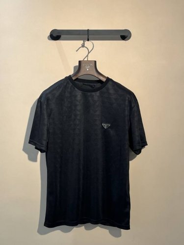 高品质Prada 普拉达3D暗纹压花立体浮雕T桖 25Ss春夏新品，官网同款，P家一直不仅注重外表还着重打造内涵，期许着要用服饰来打造的优雅风，固守本质，普拉达
