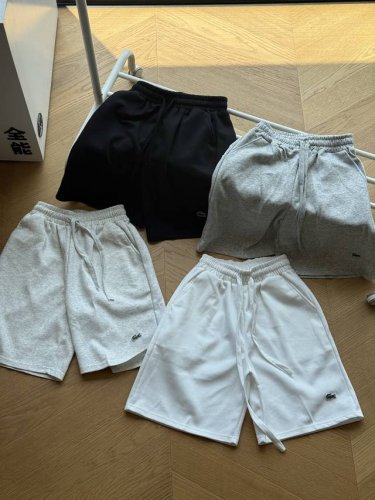 lacoste 法国鳄鱼小鳄鱼刺绣Logo松紧腰抽绳棉质休闲短裤 黑色 白色 浅灰 深灰 M~Xxl 经典小鳄鱼刺绣基础款短裤。穿着轻薄透气，柔软含有弹力，原版