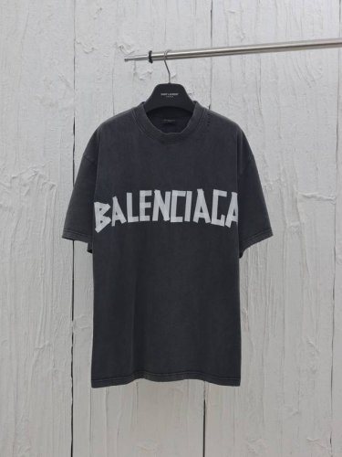 Balenciaga* 巴黎25Ss新款胶带做旧短袖T恤 采用21支双纱面料，原版定染定织洗水黑，成衣洗水为280克。螺纹搭配1*1十字螺纹，设计高领小口原版1