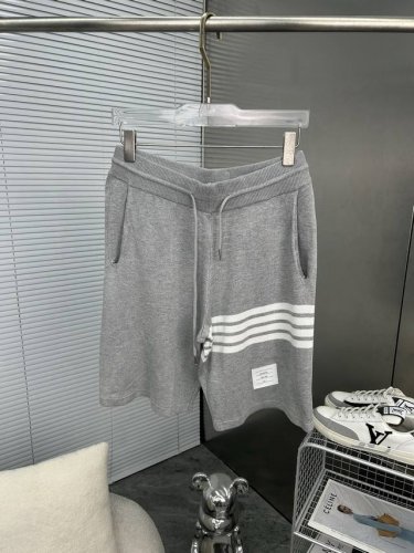 Tb汤姆布朗 2025Ss新款针织短裤 定制面料采用威化布织法 提花针织工艺 版型紧致立体 4杠拼接 定制裤绳五金质感强 顺滑 上身舒适透气 凹凸有型的立体感