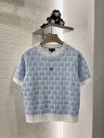 chane*2025新品上架 水钻领边钩花针织短袖 定制Yb羊毛纱线织造 质感高级透气 针织短袖上衣剪裁 通体利用细密钩针肌理 勾勒出三角花纹交错图案 凸显穿搭