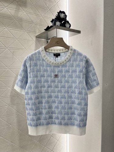 chane*2025新品上架 水钻领边钩花针织短袖 定制Yb羊毛纱线织造 质感高级透气 针织短袖上衣剪裁 通体利用细密钩针肌理 勾勒出三角花纹交错图案 凸显穿搭