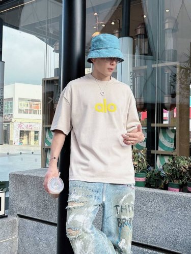 25Ss Alo新款圆领短袖T恤，选用330克双纱平织棉面料打造，立体发泡印花工艺。螺纹针织领口。男女同款 码数：S-2Xl 颜色：黑，白，灰，杏4色 尺码表
