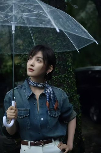 章若楠同款配丝巾牛仔衬衫 高级感洗水牛仔衬衫 营造惬意切慵懒的休闲氛围 上身赋予简约穿着造型感 视觉上展现高级的效果质感 Smlxl