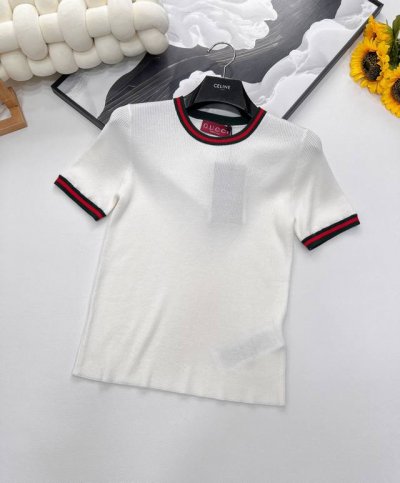 gucci 新款胸绿红绿圆领撞色针织短袖。经典圆领百搭版型不挑人！后背领口精美Gucci刺绣细节更添别样魅力，经典永远不会过时，常规版型显瘦又休闲。上身超舒服又