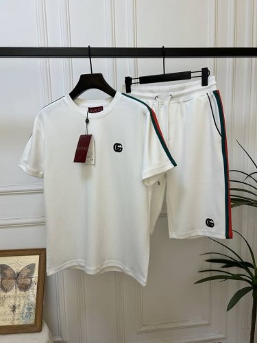 整套出。不拆卖。古奇 Gucci 2025休闲男装短袖舒适套装，高端定制M一3Xl。黑色 白色 L肩宽47胸围104衣长70 腰围72裤长60Fa02