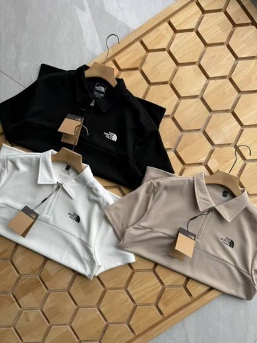 the North Face 北面夏季半拉链翻领 Polo 衫，这是每年都要复购的一款Polo 一点都不过时 X猫在售 没有一点折扣 纯棉珠地面料 这个大家可以