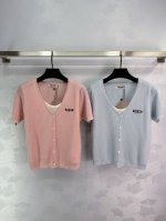 25春夏Miu Mi*女装，亲肤透气绢丝亚麻，假二件内搭背心+V领小开衫，章仔短袖 甜美时尚百搭粉色 蓝色 黄色 米白4色 尺码Sml现货供应T226B.