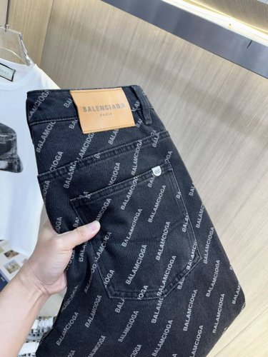 balenciaga巴黎世家 2025新品男士牛仔裤短裤 面料舒适弹性好。独家发售 时尚优雅 重工艺设计。采用原色酵母水洗工艺 精选进口重磅丹宁牛仔面料 配定制