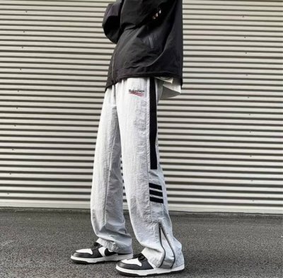 上新 新款2025巴黎世家Balenciaga休闲长裤速干直筒裤 可乐标Logo完美呈现经典 质感特赞 ， 上身舒适有型 超级百搭的一款裤子 喜欢户外旅行 必不