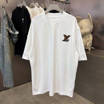 Lv 春夏限定款，定制织梦雅韵罗纹棉 质感细腻 舒适贴肤 以纯黑之色 诠释着优雅 标志性地标识跃然衣上 低调却醒目 彰显独特身份与魅力 凸显肩部线条 感受由内而