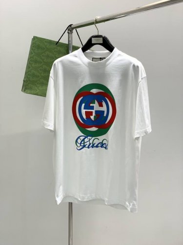 gucci 古驰，2025夏季最新款，专柜同步有售，原单狠货，时尚休闲圆领短袖T恤，上身很有特点！吸睛而有亮点，进口原版面料，顶级印花工艺字母图案装饰Logo，