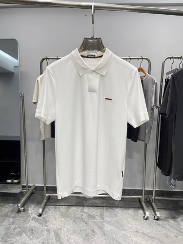 ez夏季出品新款男士轻商务休闲短袖Polo衫！一粒扣V字领，每年都暴单的款，超级经典百搭，版型真的很棒，包容性很强，翻领设计商务休闲都可轻松驾驭。也非常适合成功