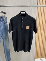 lv 2025春夏最新的贸易订单针织短袖T恤，全品相！！网红款！工艺采用胸前徽章设计！上身舒适透气，不僵硬，整体有着丰富的立体感，品质出口订单，胸前Logo图案