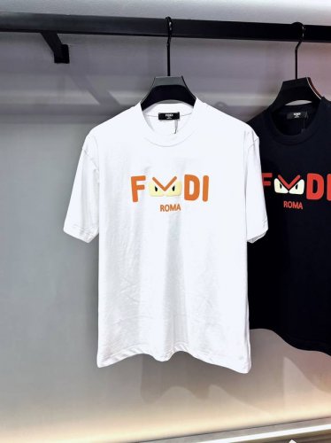 fendi芬迪 夏季新款男女同款短袖T恤 非常潮的休闲短袖T恤 客供230克100%全棉面料 手感柔软亲肤 着身舒适透气性都无法挑剔 实物绝对会让你爱不释手 圆