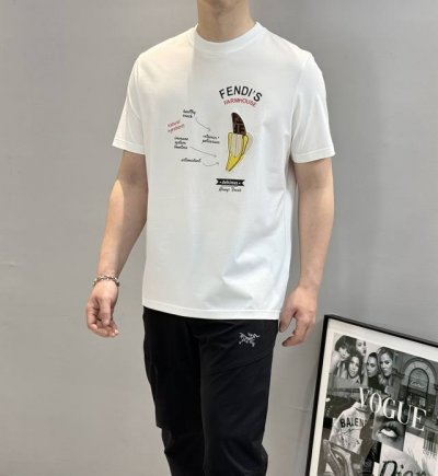Fend*芬-迪25S新款丝光棉T恤.原单推荐！重工减龄款设计.3D绣花香蕉字母烫画设计.立体凸凹感双层工艺.整体搭配色彩丰富.减龄又上身有型！采用190G丝光