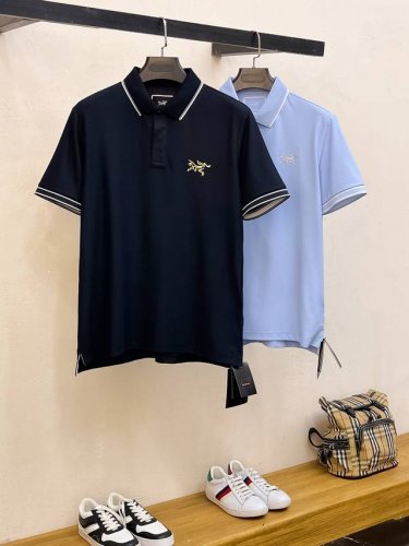 始祖鸟25Ss新款春夏短袖翻领T恤polo，最高版本客供定制高端朱地面料简单时尚款，拼色螺纹超级好看！经典Logo简单大方的款式！满满的高级感，四季可穿。简欧风