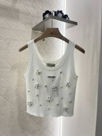 Miumi*2025新品上架 钉珠水钻针织背心 定制Yb高钻冰丝纱线织造 弹力舒适 透气好穿 U型针织背心剪裁 美化头肩比例更显瘦 领前标志性字母徽标钉珠水钻勾