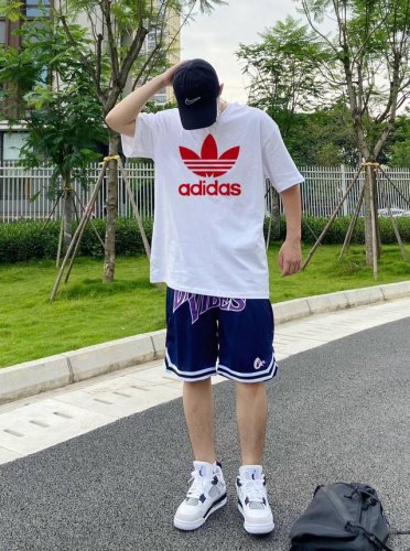 上新 Adidas 阿迪达斯官网同步新款上架 极简的设计转化为服装语言 就如这件基础短袖T恤 有着极其细腻的面料质感 平淡中无处不透入极简高级质感 简单 个性