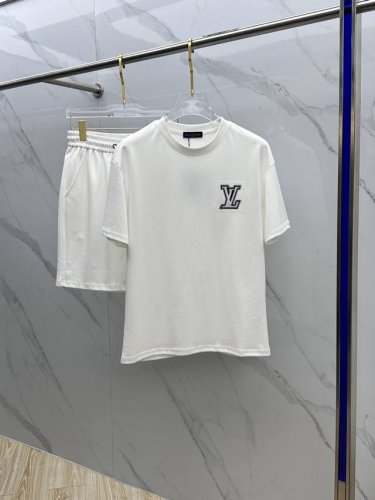 lv*路易 登 春夏套装版型M-Xxxl 最新最顶级平纹黑色贴标刺绣套装，定制面料 顶级品质在售，一站式制作工艺，采用进口高端订制进口丝线手感一流！上身挺拔有型