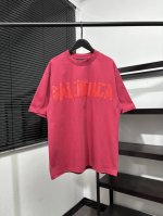 高版本，质量很好！巴黎世家 Balenciaga男女同款胸前背后经典玫红色胶条印花，短袖T恤！领口袖口原版破洞工艺！ 此款尺码偏大，最小Xs穿到 斤左右！最大穿